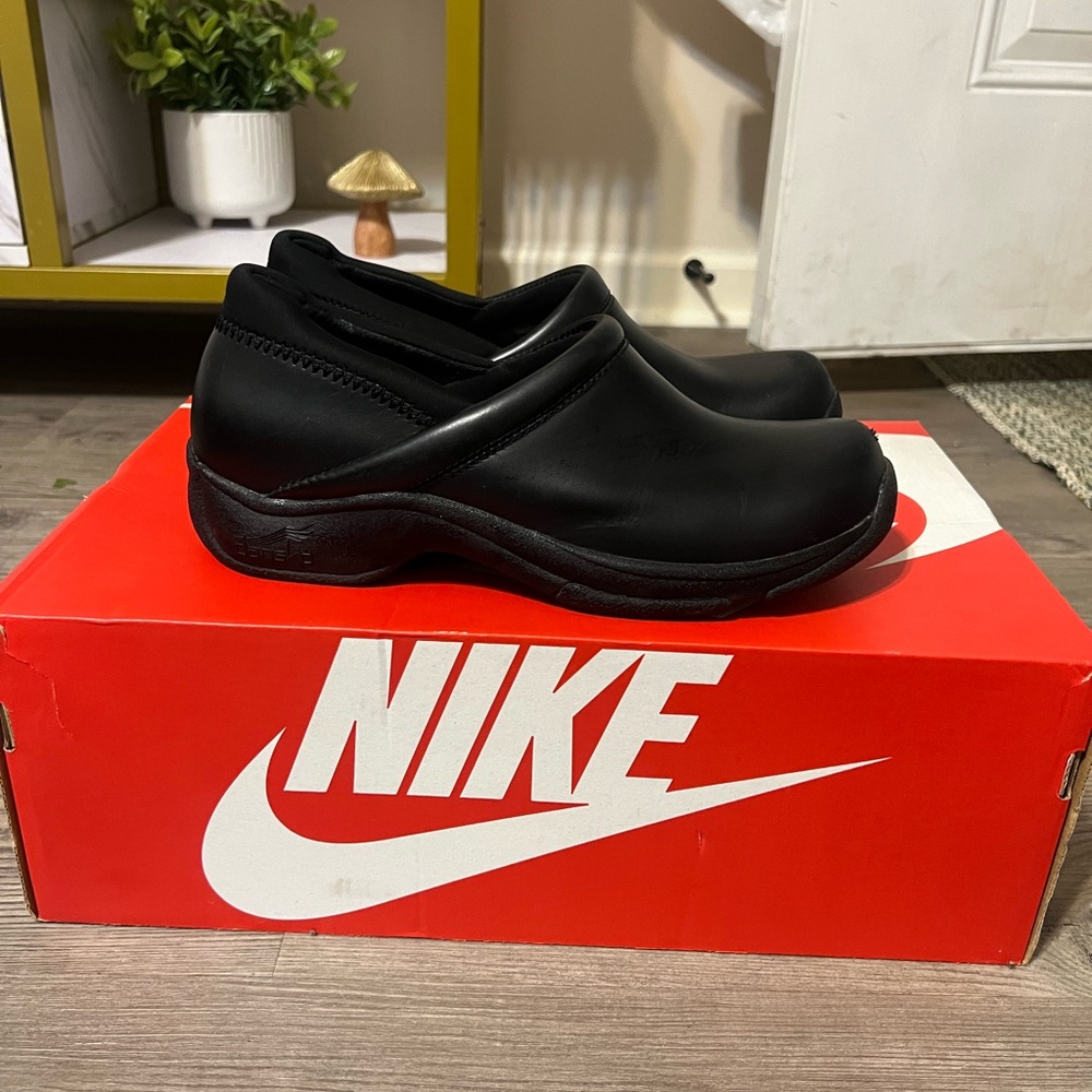 DANSKO Womens Kelsey Super Comfort Black Leather Clogs Slip On